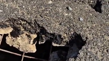 Diyarbakır Çüngüş'te yoldaki çukurlar kazalara davetiye çıkarıyor; muhtar çağrıda bulundu