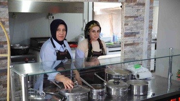 Depremde evi yıkılan Saliha Alıcı, Dünya Bankası hibesiyle 8 kadına istihdam sağladı
