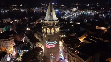 Galata Kulesi'nde dezenformasyona karşı ışıklı mesajlar yansıtıldı