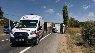 Kütahya Domaniç'te kum yüklü kamyon yan yattı, sürücü Tavşanlı'da hastanelik oldu