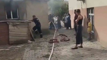 Elazığ Kovancılar'da odunluk ve kilerde çıkan yangın söndürüldü, hasar oluştu