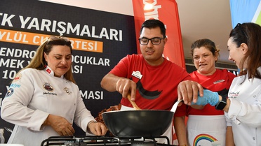 Eskişehir Tepebaşı'nda down sendromlu 17 birey yemek yarışmasında hünerlerini sergiledi