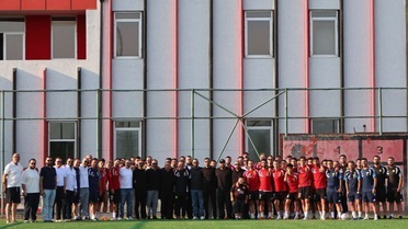 Eskişehirspor'a ETB'den Moral Ziyareti; Takıma Başarı ve Tatlı İkramı Yapıldı