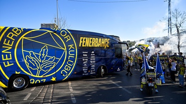 Fenerbahçe, Beşiktaş derbisi için taraftarların uğurlamasıyla stada hareket etti
