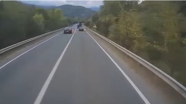 Karabük Yenice'de hatalı sollama kafa kafaya çarpışmaya saniyeler kala kamerada