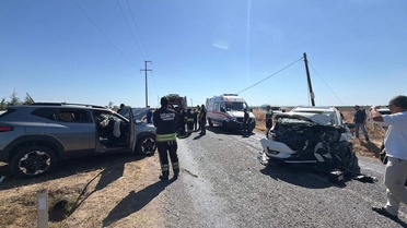 Tekirdağ Çorlu'da iki otomobil kafa kafaya çarpıştı, 5 kişi yaralandı