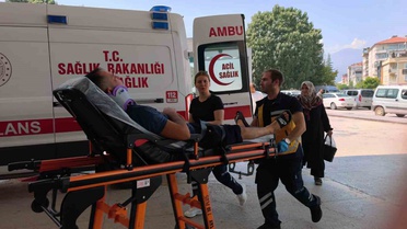 Bursa İnegöl'de iki otomobil kafa kafaya çarpıştı, 3 kişi yaralandı