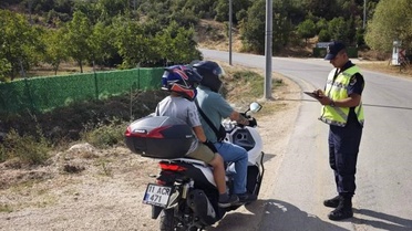 Bilecik'te jandarma motosiklet sürücülerine ekipman ve trafik kuralları uyarısı yaptı