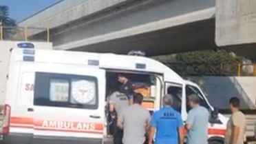 Adana'da seyir halindeki kamyonun açılan damperi demir yolu köprüsüne takıldı, hasar oluştu