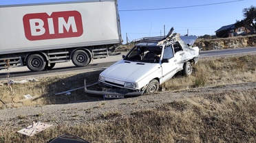 Karabük Eflani'de kamyonla çarpışan otomobildeki 2 kişi yaralandı