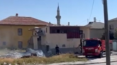 Konya Karapınar'da iki ot yangını evlere sıçramadan söndürüldü