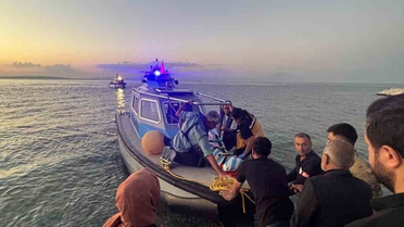 Bitlis Tatvan'da kayalıklarda mahsur kalan genç kız ekiplerce kurtarıldı