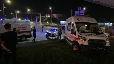 Kayseri'nin Kocasinan ilçesinde ambulansla otomobil çarpıştı, yaralılar hastaneye kaldırıldı