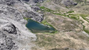 Tunceli Munzur Dağları'nda Eylül ayında gençler kar topu oynadı