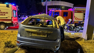 Kırıkkale'de kontrolden çıkan otomobil tabela direğine çarptı, sürücü hastaneye kaldırıldı