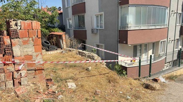 Bilecik'te kontrolden çıkan otomobil apartmanın bahçesine uçtu, 3 kişi yaralandı