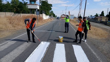 Malazgirt'te jandarma ve karayolları koordinesiyle 4 köydeki okul ve yaya geçitleri yenilendi