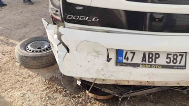 Mardin Kızıltepe'de araçlar çarpıştı, otomobil sürücüsü yaralanarak hastaneye kaldırıldı