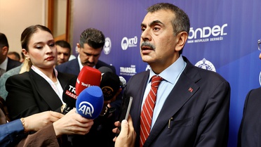 Bakan Tekin öğretmenlerin kıyafetiyle ilgili tartışmalara son noktayı koydu
