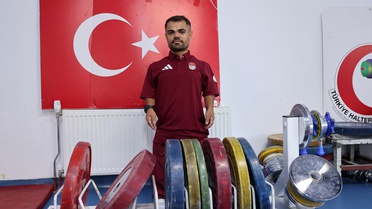 Sivaslı milli halterci Minik Herkül Abdullah, 2028 Paralimpik Oyunları'nda altın madalya
