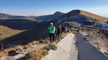 Bitlis'te doğaseverler Nemrut Kalderası'nda 8'inci geleneksel çanak yürüyüşünü tamamladı
