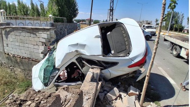 Ağrı Patnos'ta iki aracın çarpıştığı kazada 1'i çocuk 4 kişi yaralandı