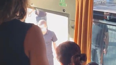 Diyarbakır'da korku dolu anlar! Sağlık personelini taşıyan otobüsün önünü kesip camları yumrukladılar