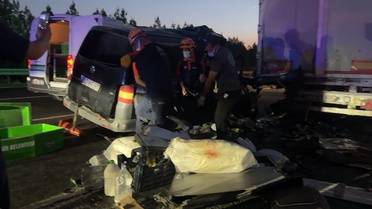 Minibüs TIR'a arkadan çarptı: 2 ölü, 2 ağır yaralı