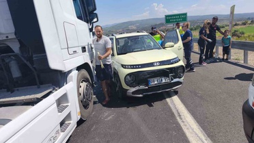 Aydın-Denizli Otoyolu'nda çekici otomobile çarptı, 3 kişi yaralandı