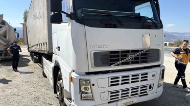 Kastamonu Tosya'da tır yangınını beton mikseri sürücüsü söndürdü