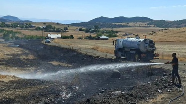Tunceli Hozat'ta çıkan kuru ot yangını ekiplerin ve köylülerin müdahalesiyle söndürüldü
