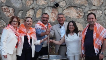Denizli Çal'da festivalde Türkü Akbayram, babası Edip Akbayram'ın görüntüleriyle duygulandı