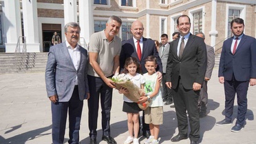 Adıyaman Valisi ve Milletvekili Gerger'de çocuklarla 'o piti piti' oynayıp çiçek hediye etti