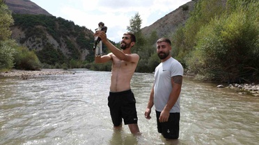 Pülümür'de üç arkadaş suda mahsur kalan kızıl şahini kurtarıp ekiplere teslim etti