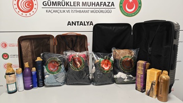 Antalya'da hava girişinde iki valizde 18 kilo uyuşturucu ele geçirildi