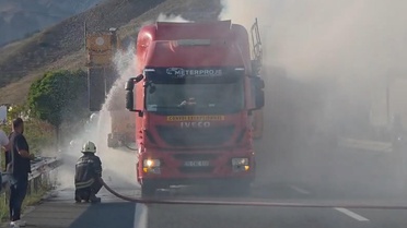 Erzincan Sakaltutan Geçidi'nde TIR'ın dorsesinde yangın çıktı, yol 1,5 saat kapandı