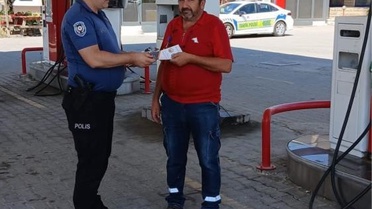Osmaneli'nde polis akaryakıt istasyonlarını gezerek dolandırıcılık uyarısında bulundu