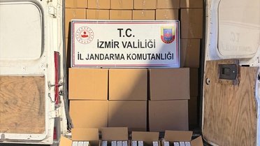 İzmir Bornova'da minibüste 2,6 milyon boş makaron ele geçirildi, sürücü serbest