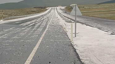 Ardahan Çıldır yolunda dolu etkili oldu, Meryem Geçidi beyaza büründü