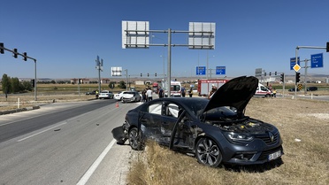 Çorum Alaca'da iki otomobil çarpıştı, 5 kişi yaralanarak hastaneye kaldırıldı