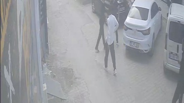 Darbedilen kadını sevgilisinin elinden kurtarmak isterken canından oluyordu