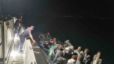 Didim açıklarında lastik bottaki 32 düzensiz göçmen Sahil Güvenlik tarafından yakalandı
