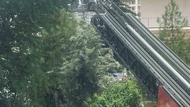 Diyarbakır Bağlar'da 8 katlı binada çıkan yangında çocuklar itfaiye merdiveniyle kurtarıldı