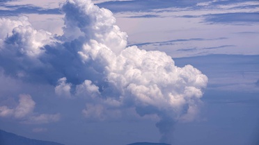 Anak Krakatau'nun külü Cakarta'daki Soekarno-Hatta Havalimanı'nı geçici olarak kapattı