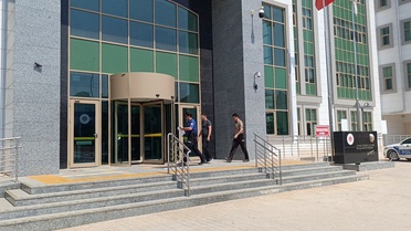 Adana'da engelli vatandaşa tekmeli yumruklu saldırı! Vicdanların kuruduğu anlar kamerada