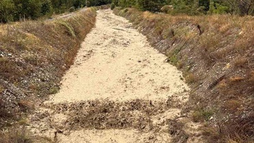 Erzurum-Artvin yolu Uzundere'de taşan derelerle kapandı, araçta mahsur kalan sürücü kurtarıldı