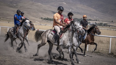 Erzurum'da geleneksel rahvan at yarışları tesislerde düzenlendi