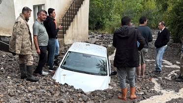 Erzurum Uzundere'de sağanak sonrası sel, iki araç hasar gördü, yollar kapandı