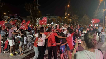 A Milli Kadın Voleybol Takımı'nın Avrupa şampiyonluğu Osmaniye'de dev ekranda coşkuyla izlendi