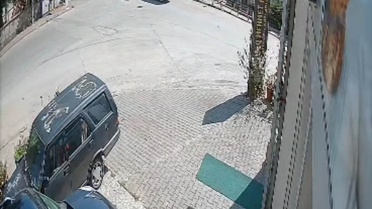 Safranbolu'da motosiklet ile hafif ticari araç çarpıştı, kaza anı kamerada